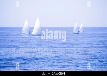 Course à voile à Santa Marinella, Lazio, Italie Banque D'Images