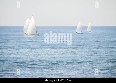 Course à voile à Santa Marinella, Lazio, Italie Banque D'Images