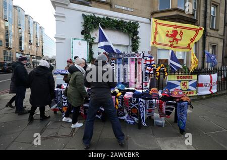 Marchandises à vendre pendant le match Guinness Six Nations au BT Murrayfield Stadium, Édimbourg. Banque D'Images