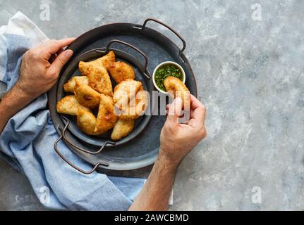 Empanadas de carne argentinas con chimichuri salsa Banque D'Images