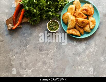 Empanadas de carne argentinas con chimichuri salsa Banque D'Images