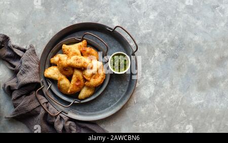 Empanadas de carne argentinas con chimichuri salsa Banque D'Images