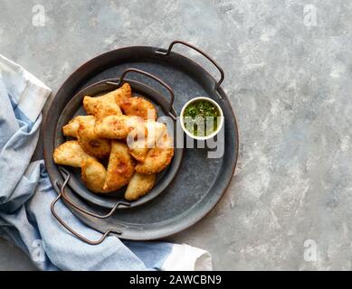 Empanadas de carne argentinas con chimichuri salsa Banque D'Images