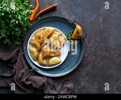 Empanadas de carne argentinas con chimichuri salsa Banque D'Images