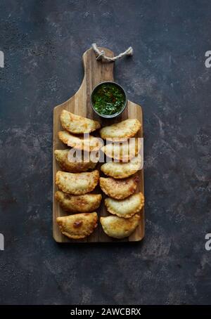 Empanadas frits d'Amérique latine avec sauce. Vue de dessus. Banque D'Images