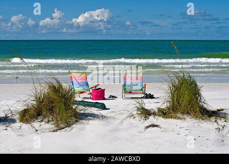 Deux chaises de plage colorés et Tote Bag sur le Côte de la Floride Banque D'Images