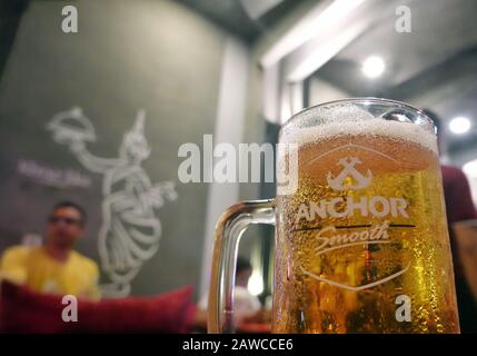 24 octobre 2019, Cambodge, Siem Reap: Une bière de la variété Anchor Smooth est sur la table dans un restaurant sur Pub Street. Photo: Soeren Stache/dpa-Zentralbild/ZB Banque D'Images