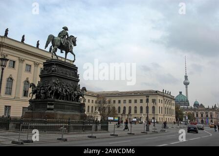 Statue équestre de Denkmal Konig Friedrich II. Von Preußen (roi Frédéric II de Prusse). Le roi est également connu sous le nom de «Frederick Le Grand». Son sta Banque D'Images