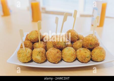 Différents canapés avec saumon fumé, tomates cerises au concombre et mozzarella servis sur une table Banque D'Images