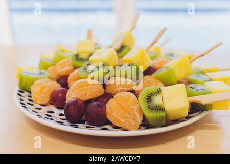 Différents canapés avec saumon fumé, tomates cerises au concombre et mozzarella servis sur une table Banque D'Images