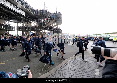 Stade Murrayfield, Édimbourg, Royaume-Uni. 8 février 2020. Tour 2 - Ecosse contre Angleterre Légende: L'Ecosse rencontrez l'Angleterre à BT Murrayfield dans la ronde 2 de la Guinness Six Nations 2020 le samedi 08 février 2020 Stuart Hogg (c) (Ecosse) portant une boule de jeu de tasse Calcutta vintage, dirige son équipe de l'entraîneur, arrivant à BT Murrayfield. ( Crédit: Rob Gray/Alay Live News Banque D'Images