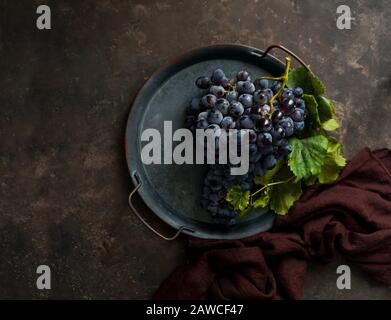 bouquet de raisin sombre avec gouttes d'eau dans un vin rouge, faible lumière, photo sombre avec espace de copie Banque D'Images