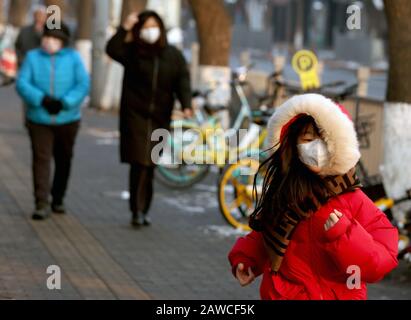 Pékin, Chine. 8 février 2020. Les Chinois portent des masques de protection lorsqu'ils traversent une zone normalement touristique lourde, car le coronavirus mortel menace Beijing le samedi 8 février 2020. Le virus a tué 86 personnes en une seule journée en Chine vendredi. Le nombre de morts est de 724 personnes, 722 en Chine, et a infecté plus de 34 400 personnes dans 27 pays. Les masques de visage sont maintenant requis dans les espaces publics de la capitale. Photo de Stephen Shaver/UPI Credit: UPI/Alay Live News Banque D'Images