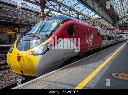 Train Virgin West Coast à la gare Preston Banque D'Images