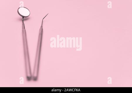 Les principaux outils professionnels du dentiste sont un miroir et une sonde. Photo avec tons, faible profondeur de champ, mise au point douce Banque D'Images