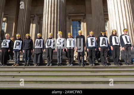 British Museum, Londres, Royaume-Uni. 8 février 2020. Des militants du groupe de campagne BP or Not BP organisent une manifestation sur les marches du British Museum de Londres, portant des tenues noires coordonnées et des bandeaux jaunes tout en affichant des pancartes qui indiquent « BP DOIT TOMBER ». La manifestation remet en question les liens de parrainage du musée avec British Petroleum, appelant au désinvestissement des combustibles fossiles et à un financement éthique. Penelope Barritt/Alamy Live News Banque D'Images