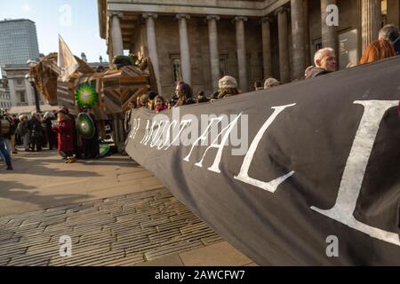 British Museum, Londres, Royaume-Uni. 8 février 2020. Des militants du collectif BP ou non BP organisent une manifestation devant le British Museum de Londres, appelant l'institution à rompre les liens de parrainage avec British Petroleum. Une grande bannière noire indiquant « BP DOIT TOMBER » est bien en vue, avec les participants réunis devant la façade classique du musée. La manifestation met en lumière les préoccupations actuelles concernant le parrainage des combustibles fossiles dans les institutions culturelles. Penelope Barritt/Alamy Live News Banque D'Images
