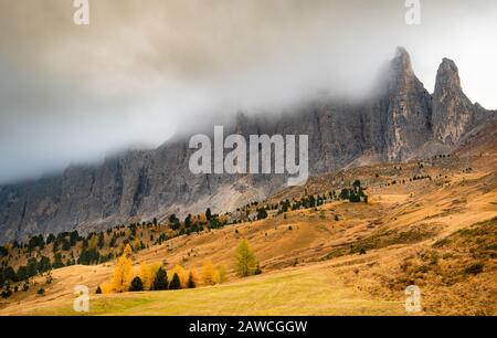 Vues à couper le souffle sur les pics de montagne de Langkofel ou de Saslonch, chaîne de montagnes dans les dolomites couverts de brouillard pendant le lever du soleil en Italie Banque D'Images