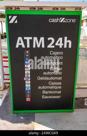 Distributeur automatique 24 heures sur 24, zone de trésorerie, en plusieurs langues, Vilajoyosa, Villajoyosa, Alicante, Costa Blanca, Espagne Banque D'Images