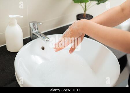 femme se laver les mains sous l'eau courante Banque D'Images