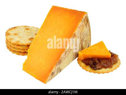 Coin de fromage rouge Rutland isolé sur un fond blanc Banque D'Images