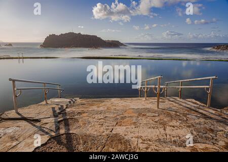 Piscine et mur de l'océan El Pcis avec mousse verte, près de l'océan Atlantique avec roches volcaniques, longue exposition, Tacoronte, Tenerife, îles Canaries, Espagne Banque D'Images