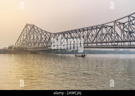 Vue sur le pont de Howrah depuis le ghat de Mallik au coucher du soleil. Kolkata. Inde Banque D'Images