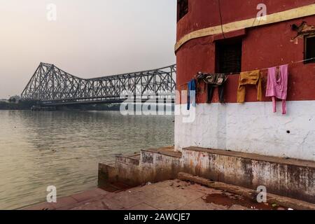 Vue sur le pont de Howrah depuis le ghat de Mallik au coucher du soleil. Kolkata. Inde Banque D'Images