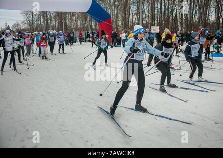 Tambov, Région De Tambov, Russie. 8 février 2020. Le 8 février, la XXXVIII course de ski de fond russe 'ski Track of Russia' a eu lieu à Tambov. Des courses de ski ont eu lieu dans le Parc de l'amitié de la ville de Tambov. Les participants ont participé à différents groupes d'âge à des distances de 1,5 kilomètre, 3 et 5 kilomètres. Au total, 7 000 personnes ont participé au concours. Dans la photo-participants de la "piste de ski de Russie" dans Tambov Credit: Demian Stringer/ZUMA Wire/Alay Live News Banque D'Images