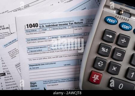 Formulaires d'impôt des États-Unis avec calculatrice Banque D'Images