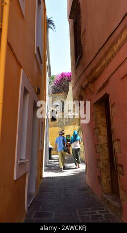 Chania, Crète - 5 juillet 2018 : Les Amoureux marchent main dans la main tout en explorant la ville de Chania Banque D'Images