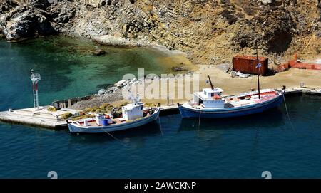 Chania, Crète - 5 juillet 2018:Deux bateaux de pêche attachés dans un port calme de Mykonos Banque D'Images