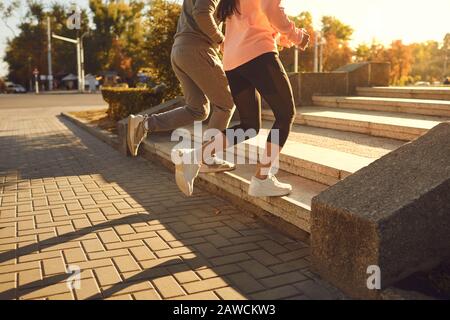 Un homme et une femme sont en marche le long de la rue de la ville dans la matinée. Banque D'Images