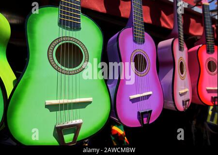 Guitares mexicaines colorées à l'écran Banque D'Images