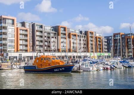 Port de plaisance de Portishead Quays une journée ensoleillée en février. Très bien situé pour une promenade, un café et un gâteau et une vue sur le bateau de sauvetage aussi. Banque D'Images