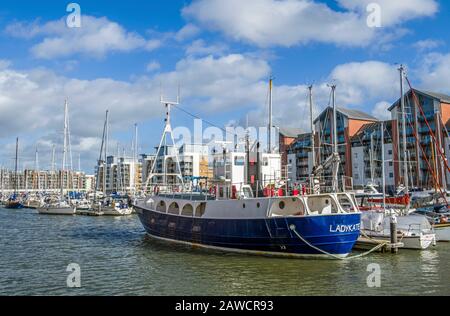 Port de plaisance de Portishead Quays une journée ensoleillée en février. Un endroit idéal pour une promenade intéressante autour de voir tous les bateaux et faire un arrêt de café aussi bien. Banque D'Images