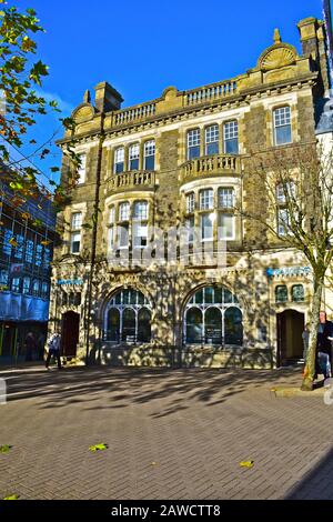 L'imposant bâtiment Barclays Bank situé sur la place Guildhall dans le centre-ville de Carmarthen. Il est Classé de grade II. Banque D'Images