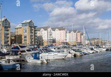 Portishead Quays Marina Portishead Bristol le jour ensoleillé de février. Un super endroit pour une promenade intéressante avec des magasins et des cafés aussi. Banque D'Images