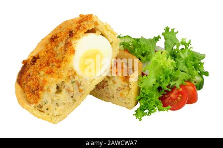 Quiche aux œufs de Scotch avec pâte à croûte courte et œuf entier enrobé de viande de porc avec salade fraîche isolée sur fond blanc Banque D'Images