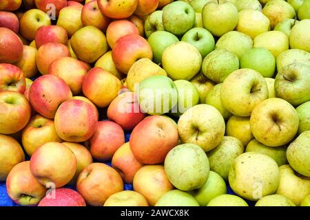 Pommes à vendre sur un marché Banque D'Images