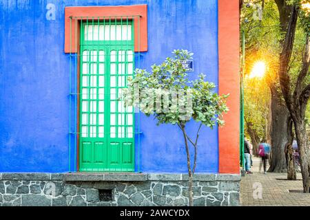 Vue sur la rue de la Maison Bleue (Museo Casa Azul), la maison de Frida Kahlo pour la plupart de sa vie, à Coyoacan, au Mexique. Banque D'Images