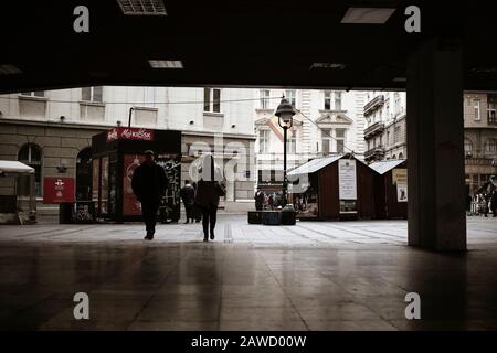 Serbie, 7 février 2020: Les étudiants qui traversent le passage inférieur près de la Faculté de philosophie de Belgrade Banque D'Images