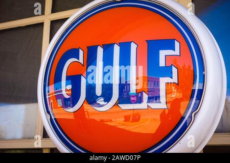 Pompe à gaz Gulf restaurée affichée sur la route 66 Banque D'Images