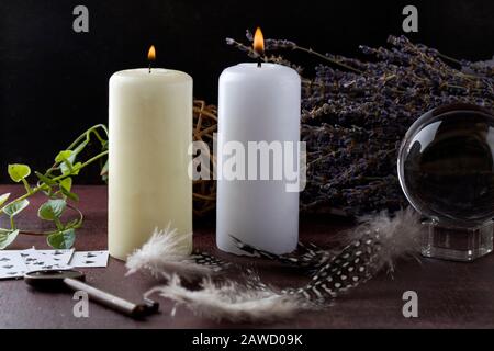 Divination avec bougies blanches, lavande, boule de fortune, cartes et clé. Halloween arrière-plan, objets occultes et ésotériques sur table en bois de sorcière Banque D'Images