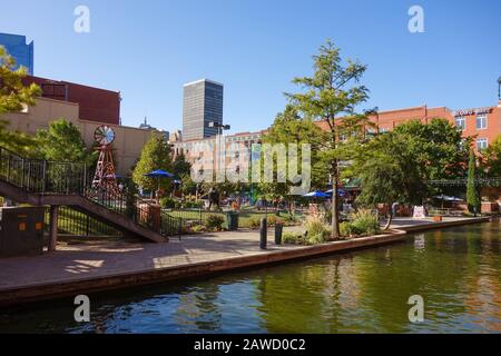 Bricktown marcher le long du canal dans le centre-ville d'Oklahoma City, OK. Banque D'Images