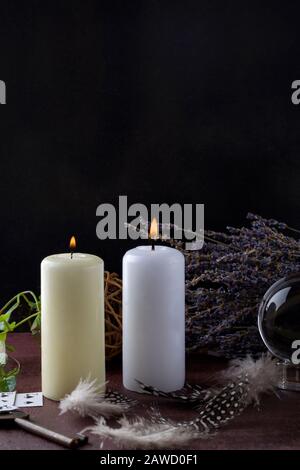 Divination avec bougies blanches, lavande, boule de fortune, cartes et clé. Halloween arrière-plan, objets occultes et ésotériques sur table en bois de sorcière Banque D'Images