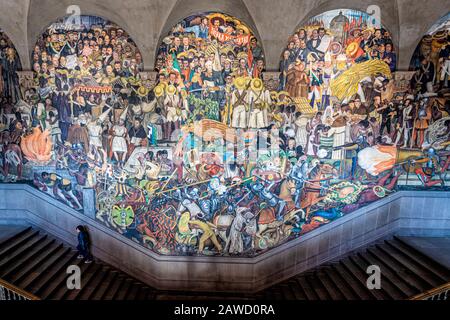 La fresque massive de Diego Rivera, qui décrit l'histoire du Mexique sur l'escalier du Palais national de Mexico. Banque D'Images
