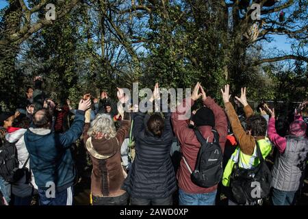 Harefield, Royaume-Uni. 8 Février 2020. Les militants écologistes de Save the Colne Valley, Stop HS2 et extinction Rebellion forment un cercle de nourriture pour célébrer leur prévention des ingénieurs de la   de l'exécution des travaux d'abattage d'arbres prévus pour le projet ferroviaire à grande vitesse ce week-end. Crédit: Mark Kerrison/Alay Live News Banque D'Images