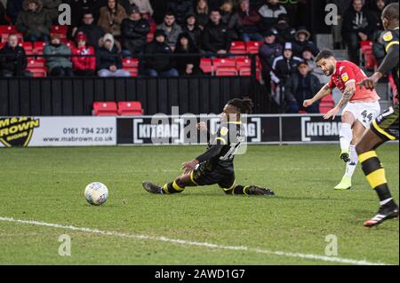 Salford, Royaume-Uni. 8 février 2020. David Sesay de Crawley Town FC tente de bloquer Craig Conway de Salford City FC tourné sur but pendant le match de Sky Bet League 2 entre Salford City et Crawley Town à Moor Lane, Salford le samedi 8 février 2020. (Crédit: Ian Charles | MI News) la photographie ne peut être utilisée qu'à des fins de rédaction de journaux et/ou de magazines, licence requise à des fins commerciales crédit: Mi News & Sport /Alay Live News Banque D'Images