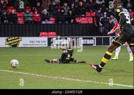 Salford, Royaume-Uni. 8 février 2020. David Sesay de Crawley Town FC tente de bloquer Craig Conway de Salford City FC tourné sur but pendant le match de Sky Bet League 2 entre Salford City et Crawley Town à Moor Lane, Salford le samedi 8 février 2020. (Crédit: Ian Charles | MI News) la photographie ne peut être utilisée qu'à des fins de rédaction de journaux et/ou de magazines, licence requise à des fins commerciales crédit: Mi News & Sport /Alay Live News Banque D'Images